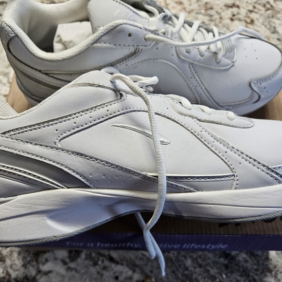 LA Gear New White sneakers - Picture 2 of 5